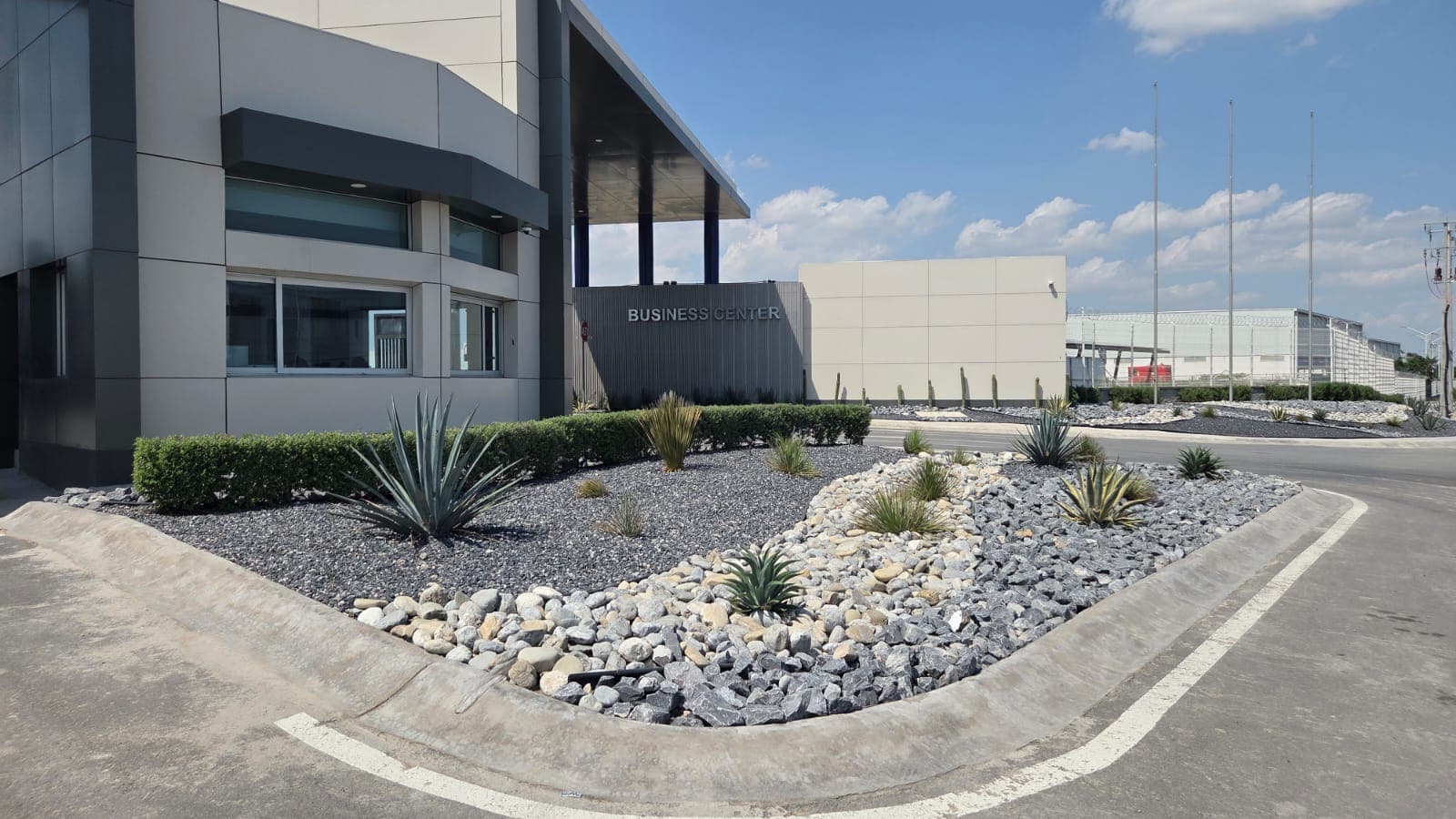 Jardín decorativo con piedra en parque industrial