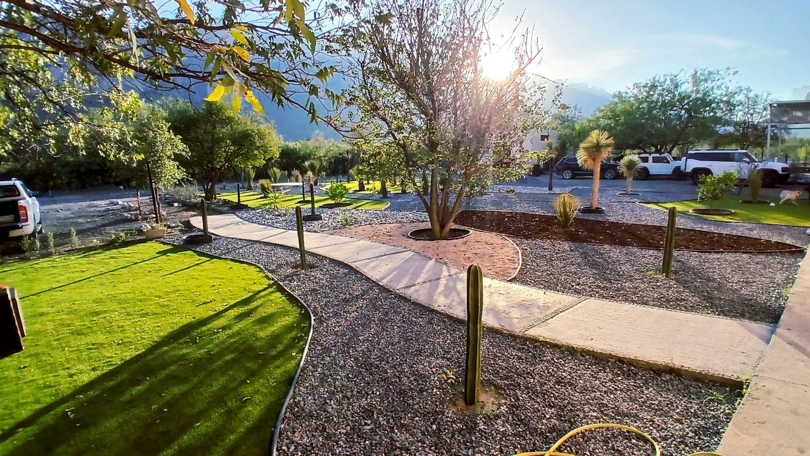 Paisajismo con grava y montañas en Nuevo León